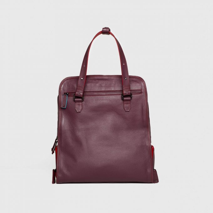 Maxi Tote Burgundy with shoe compartment. Front View.